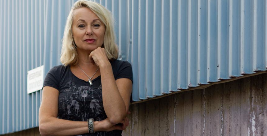 Louise Hoffsten lutad mot vägg