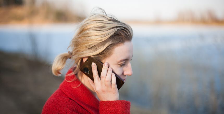 Man håller mobiltelefon till örat.