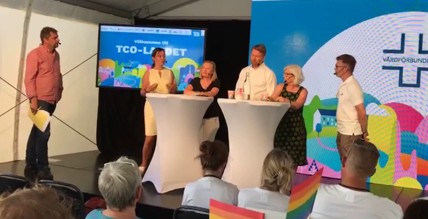 Kvinna ler med mikrofon. Det är Ann Johansson, Vårdförbundet.