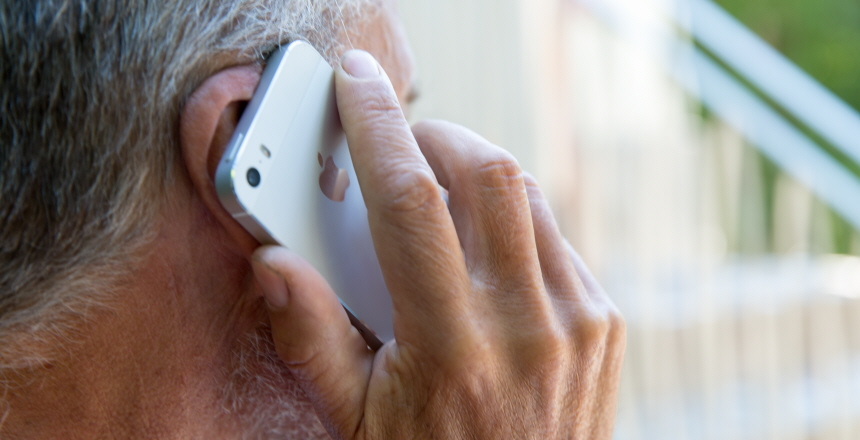 Man håller mobiltelefon till örat.
